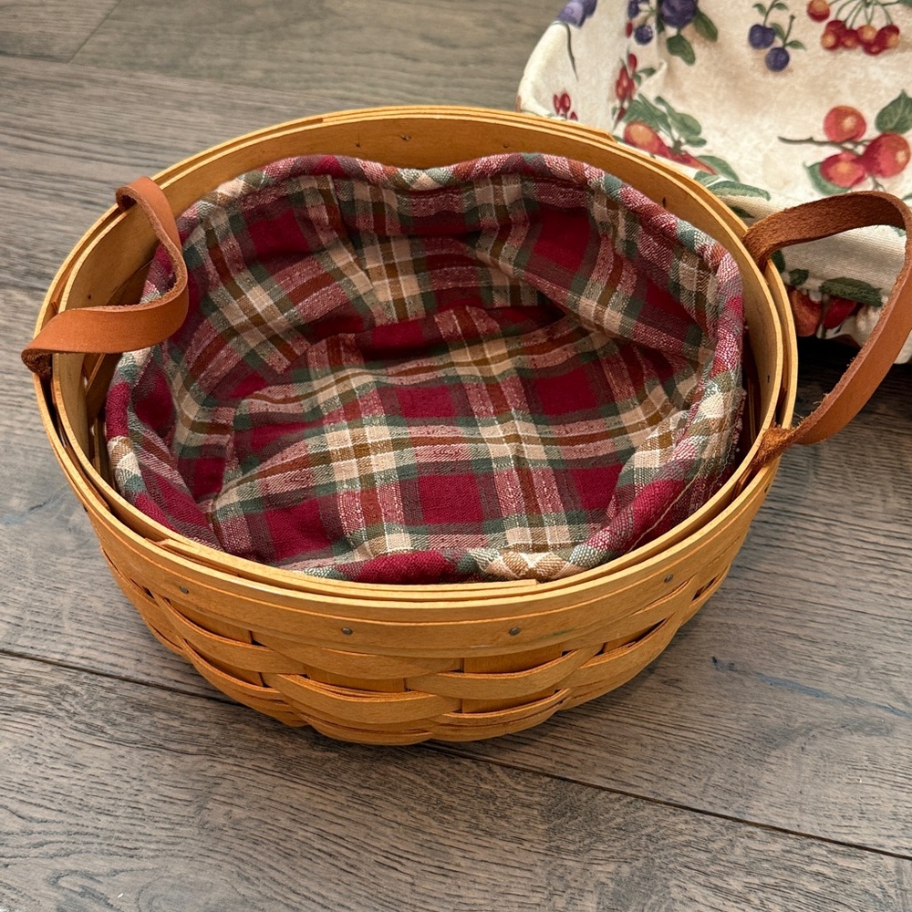 Set of 2 Longaberger Baskets, leather handles, fabric liners - Picture 2 of 9